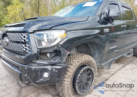 2018 Toyota Tundra Sr5 5.7L V8 z USA, uszkodzony, nr VIN 5TFDW5F1XJX740452